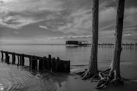 B&W - ANCHORED